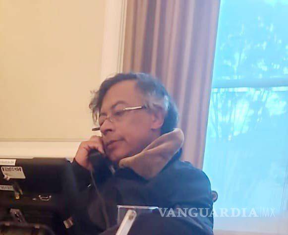 $!Fotografía tomada de la cuenta en X @DapreCol del Departamento Administrativo de la Presidencia de Colombia del presidente colombiano Gustavo Petro, durante una llamada con su homólogo de EE.UU. Donald Trump.