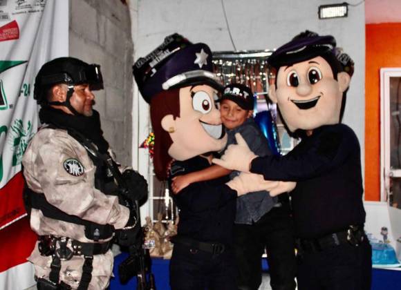 Police celebrate the birthday of a little boy from Torreón