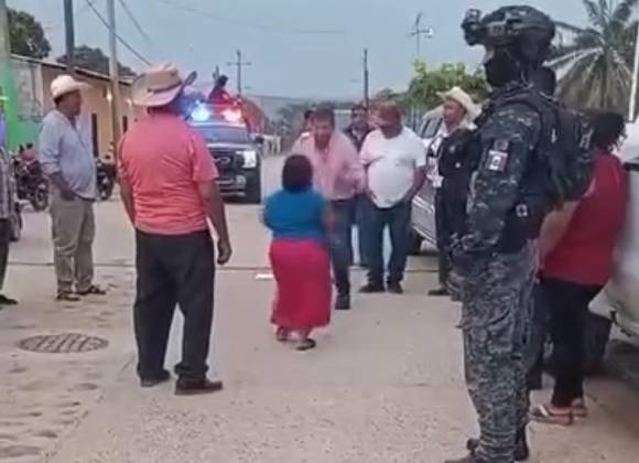 Tras años de ausencia, exalcalde de Chiapas reaparece escoltado por elementos de seguridad como guardaespaldas