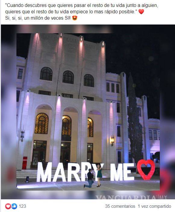 $!Joven sorprende a su novia, le pide matrimonio frente al Ateneo Fuente de Saltillo... ¡Y dice que sí!