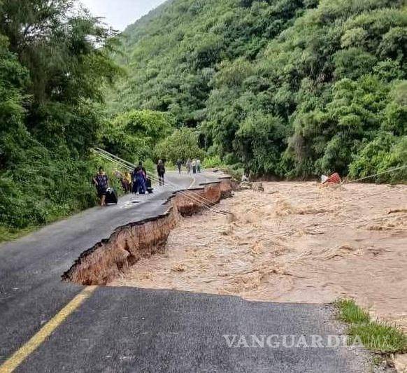 $!Huracán ‘John’ dejó daños en carreteras de Guerrero, Michoacán, Edomex y Oaxaca