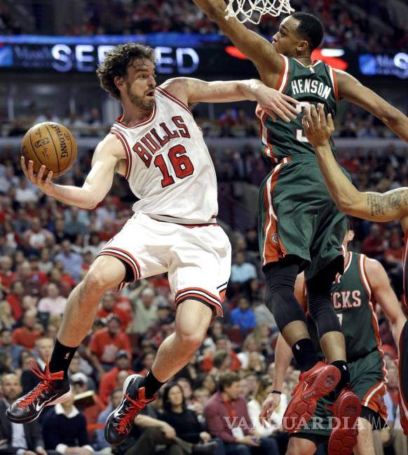 $!El alero de los Chicago Bulls Pau Gasol, a la izquierda, busca un pase ante los Milwaukee Bucks durante la segunda mitad del Juego 1 de los playoffs de baloncesto de la NBA en Chicago, en este sábado 18 de abril de 2015. AP/Nam Y. Huh