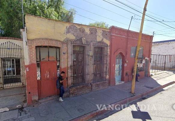 $!La fachada en ruinas de la casa donde nació Otilio González, en el centro de Saltillo.