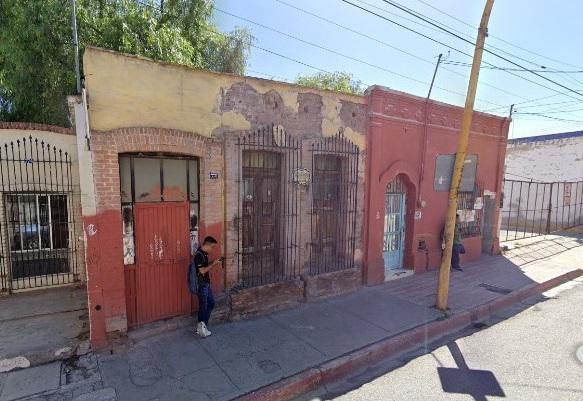 $!La fachada en ruinas de la casa donde nació Otilio González, en el centro de Saltillo.