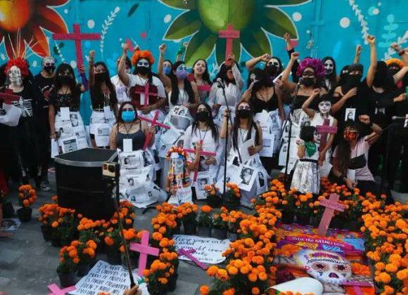 Catrinas marchan en la CDMX, exigen justicia para víctimas de feminicidio