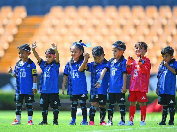 $!Los pequeños futbolistas de Torreón brillaron en la Copa Tigres 2025, logrando el segundo lugar y dejando un ejemplo de esfuerzo y compañerismo.