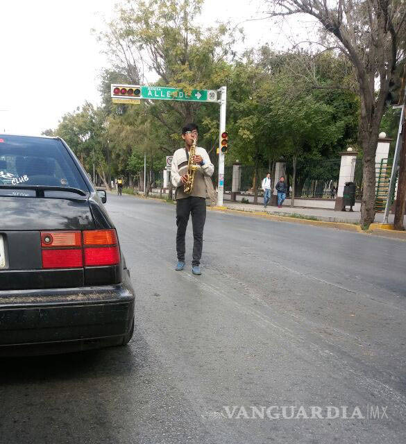$!Joven estudiante de Torreón se gana la vida tocando saxofón en las calles