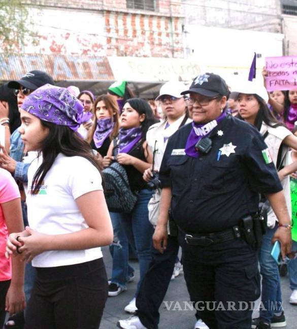 $!La marcha feminista recorrió el centro de Torreón con pancartas y consignas.