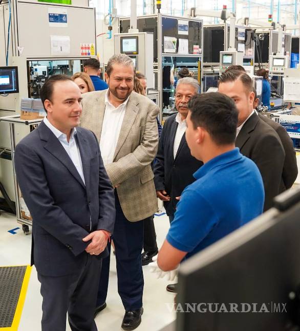 $!El alcalde Tomás Gutiérrez Merino y directivos de Imperial Auto durante la inauguración de la nueva planta en el Parque Industrial VYMSA.