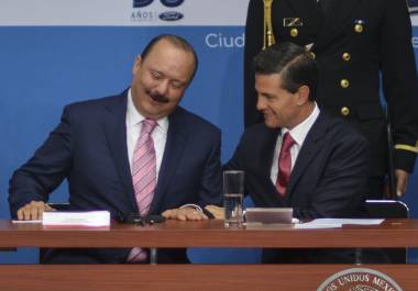 El exgobernador de Chihuahua, César Duarte Jáquez, fue detenido y trasladado al Altiplano; enfrentará cargos por presunto lavado de dinero y desvío de recursos públicos.