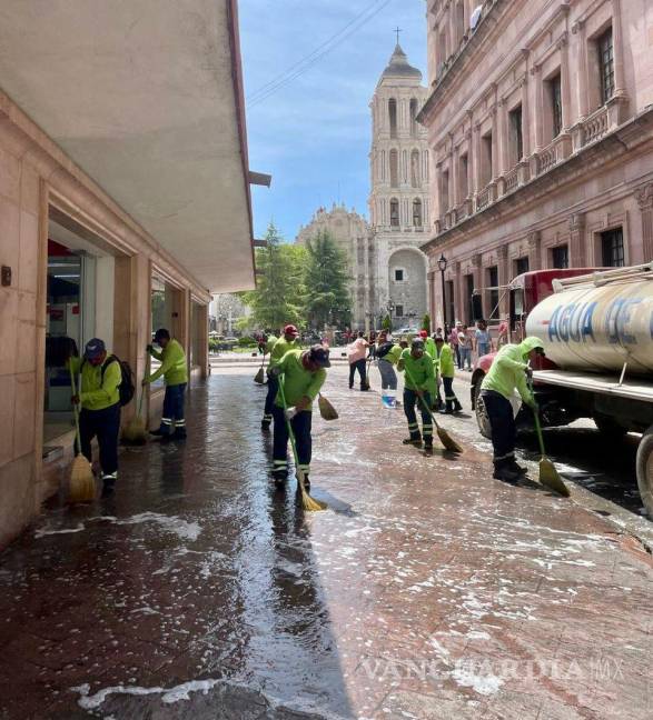 $!Agua y jabón fueron utilizados para retirar las manchas de aceite dejadas por los comerciantes en el adoquín de la calle Ocampo.