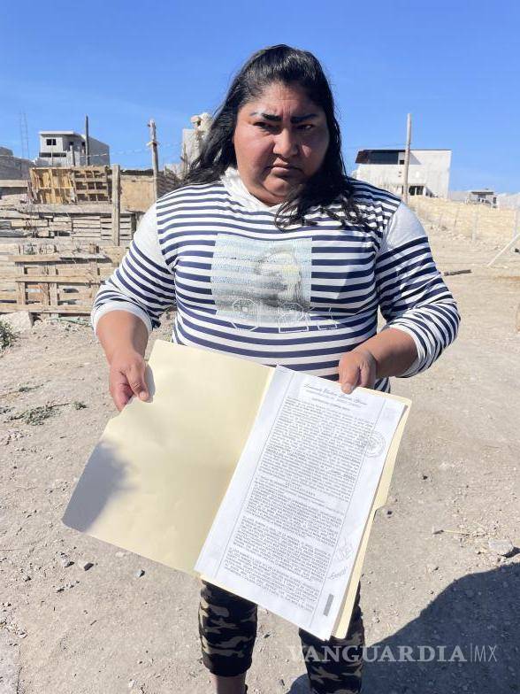 $!Sandra Leticia Torres Pérez solicitó la intervención de autoridades para liberar la vialidad y reparar los daños.