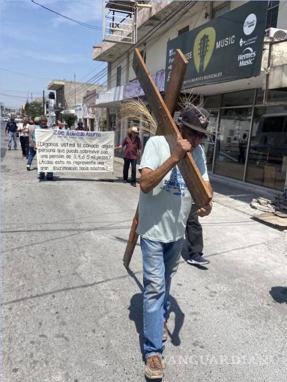 $!Los pensionados señalaron que, tras décadas de trabajo, reciben pagos que no alcanzan ni el salario mínimo.