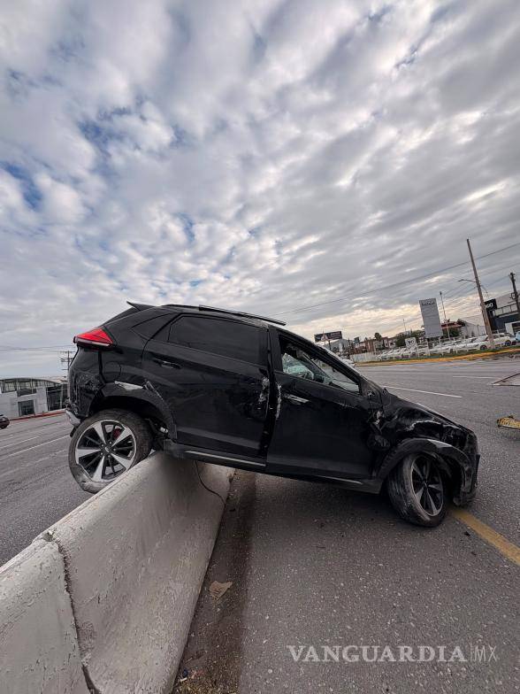 $!El conductor de la camioneta fue trasladado a la Comisaría para determinar su condición al momento del percance.