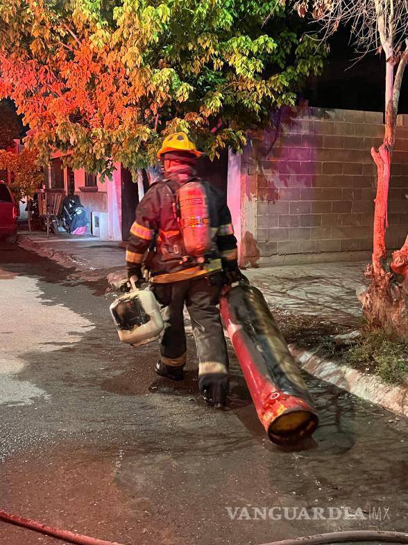 $!Debido a la presencia de un tanque de gas con fuego activo, los rescatistas ingresaron por la zona de la cocina para controlar la emergencia y cerrar la válvula del cilindro, evitando una situación de mayor peligro.