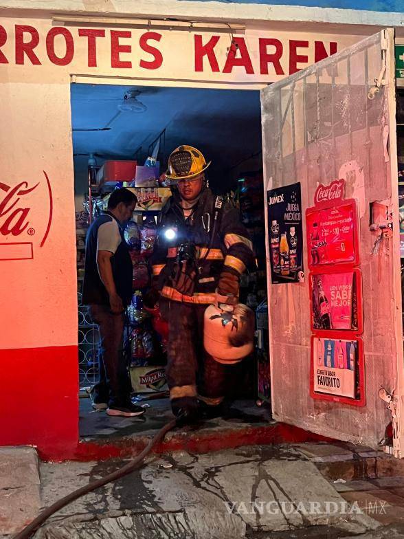 $!Aunque el siniestro dejó importantes daños materiales en el inmueble, no se reportaron personas lesionadas, por lo que la emergencia concluyó únicamente con pérdidas económicas para los propietarios.