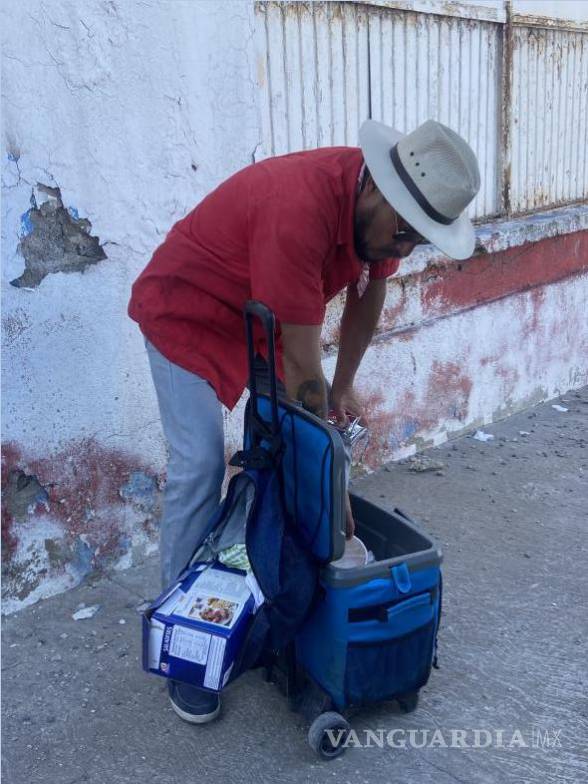 $!“Guillermo, empleado de Altos Hornos de México, ahora vende comida en las calles de Monclova para sobrevivir después del paro de labores.
