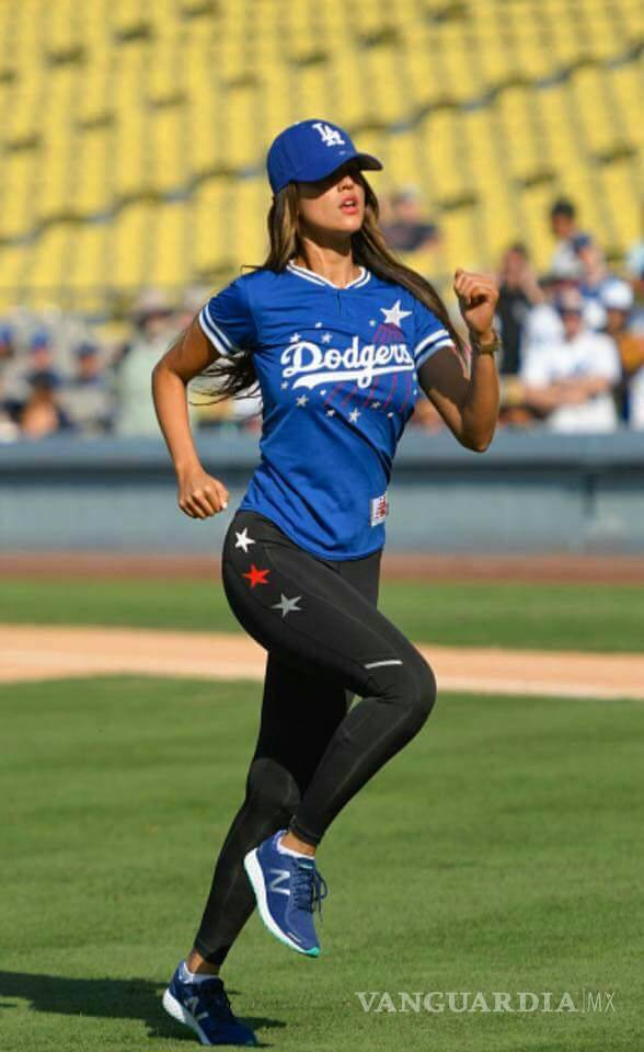 $!Eiza González es la fan número uno de Dodgers