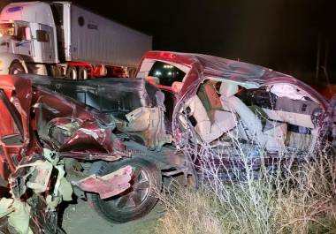 La camioneta terminó fuera de la carretera tras el impacto, dejando daños materiales considerables.