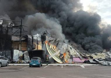 Un voraz incendio dentro de una plaza comercial ocasionó el desplome de las instalaciones de un negocio de esparcimiento y del Casino Royal Yak en Culiacán, Sinaloa.