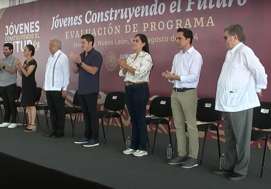 El presidente Andrés Manuel López Obrador, junto con la presidenta electa Claudia Sheinbaum Pardo, dan un mensaje en Nuevo León frente a los beneficiarios del programa ‘Jóvenes Construyendo el Futuro’, junto al Gobernador Samuel García.