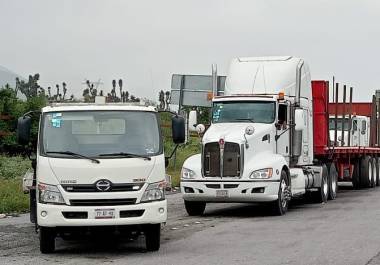 Los transportistas realizan la protesta pacífica en contra de las extorsiones que aseguran son objeto en Nuevo León