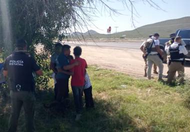 La familia sonorense llegó a un ejido en General Cepeda para pedir ayuda tras el robo.