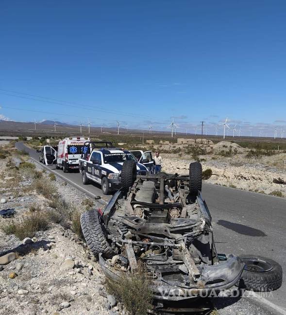 Vuelcan paisanos en carretera de Ramos Arizpe