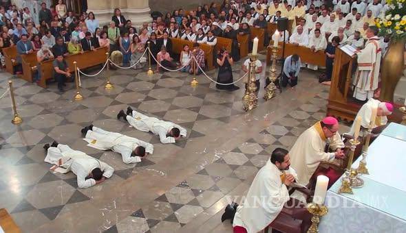 $!La postración durante las Letanías de los Santos simbolizó la entrega y la humildad de los nuevos sacerdotes ante su vocación.