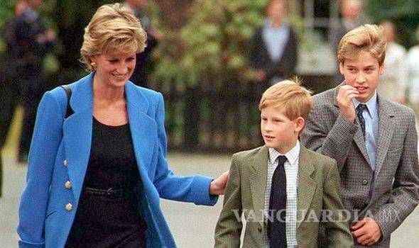$!La princesa Diana escabullía a sus hijos fuera del Palacio de Buckingham para llevarlos a McDonald's