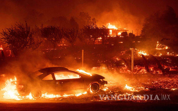 $!Evacuan a 157 mil personas por fuerte incendio en el norte de California