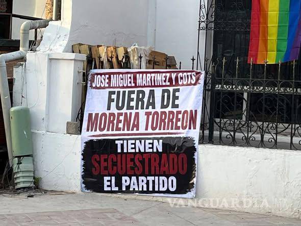 $!Lonas con mensajes de inconformidad fueron colocadas en la sede de Morena en Torreón, donde militantes denunciaron presuntos favoritismos y malos manejos.
