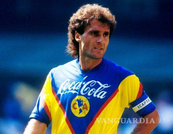 Imperdible: Ruggeri contó cómo se vivía el pleito de faldas entre Hugo Sánchez y Carlos Santos en el vestidor del América