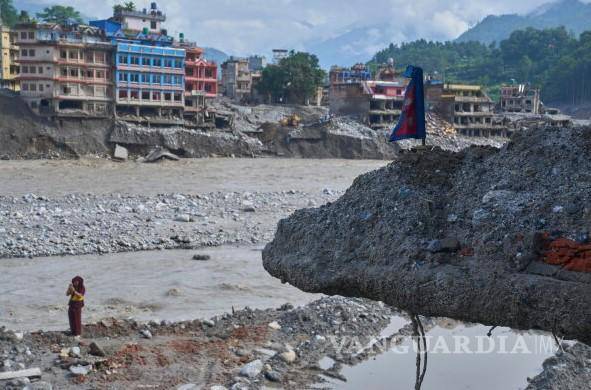 $!Según las autoridades, el desastre ha causado la muerte de al menos mil 399 personas en Nepal y la región china del Tibet, y más de 5 mil 400 siguen desaparecidas.