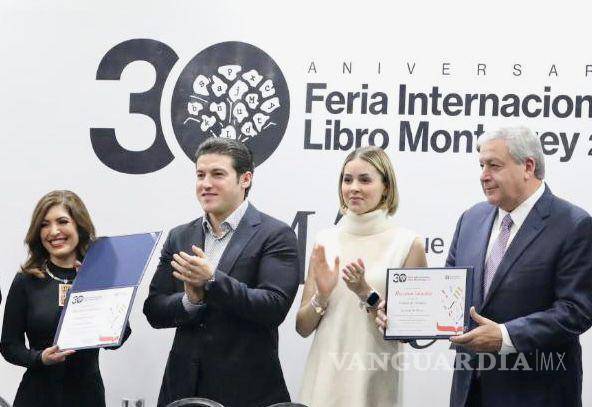 $!El alcalde de Saltillo acompañó a la comitiva en un recorrido por la FIL que celebra además su 30 aniversario.