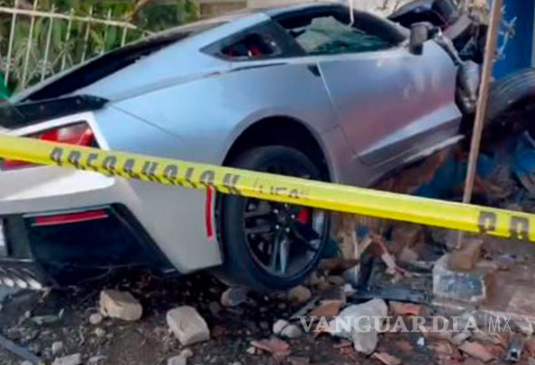 $!Mujer chocó su Corvette de más de 2 millones de pesos en la casa de su ex por despecho