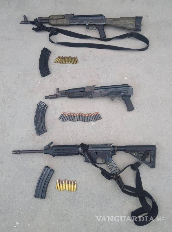 $!Las armas que se les decomisaron, tres armas largas abastecidas, tres porta cargadores y una camioneta