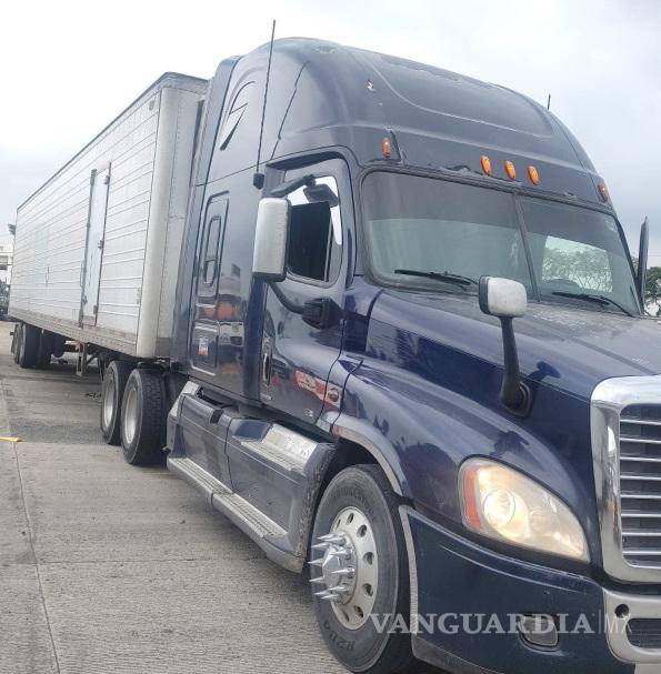 $!Abandonaron a 215 migrantes en un camión de carga, en Veracruz