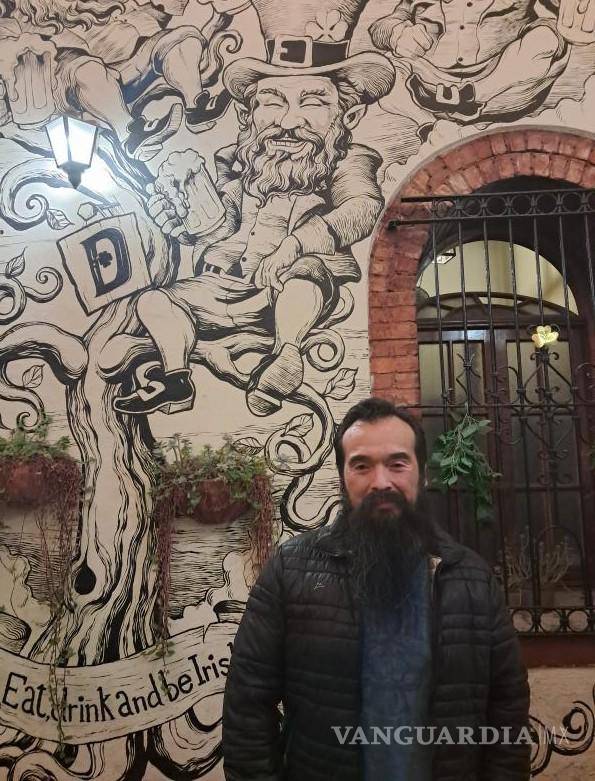 $!Jorge Molina, socio del bar Dublín en Saltillo, explica que el concepto del lugar busca recrear el ambiente de un pub irlandés.