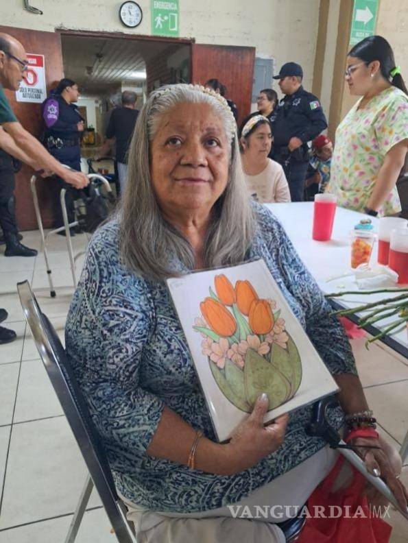 $!Rosa María Mata Leos contó que la pintura se ha convertido en una de sus actividades cotidianas y que ha motivado a otros residentes a practicarla.