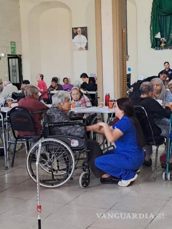 $!Adultos mayores participaron en una jornada de convivencia que incluyó comida y música de mariachi.