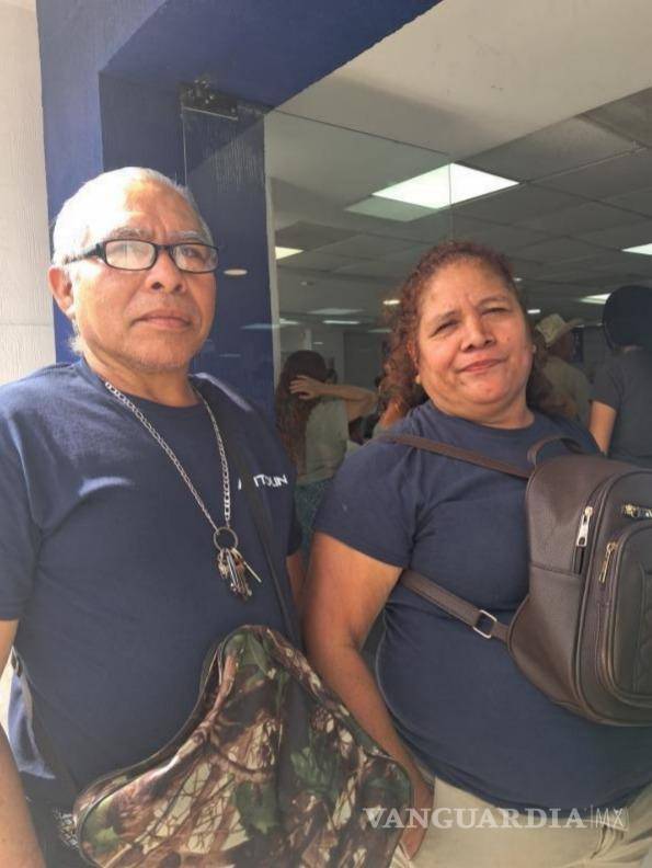 $!Las fallas y dificultades para realizar el procedimiento en línea llevaron a algunos usuarios a acudir personalmente al centro de atención.