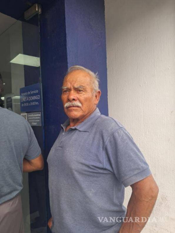 $!Personas de distintas edades acudieron al establecimiento para realizar el trámite; entre ellas había adultos mayores que señalaron dificultades para hacerlo por internet.