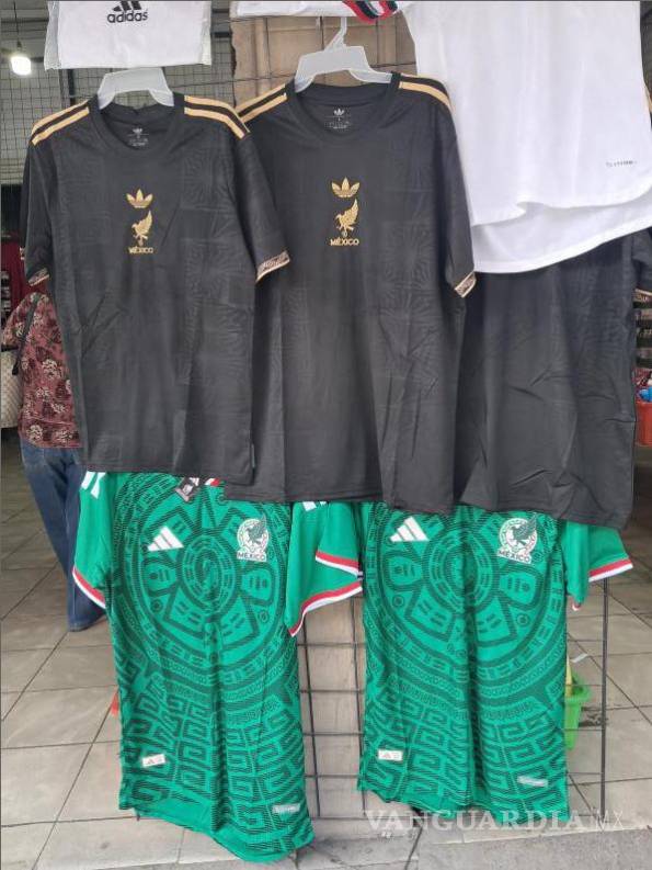 $!Las camisetas negra y la verde son las ás vendidas.