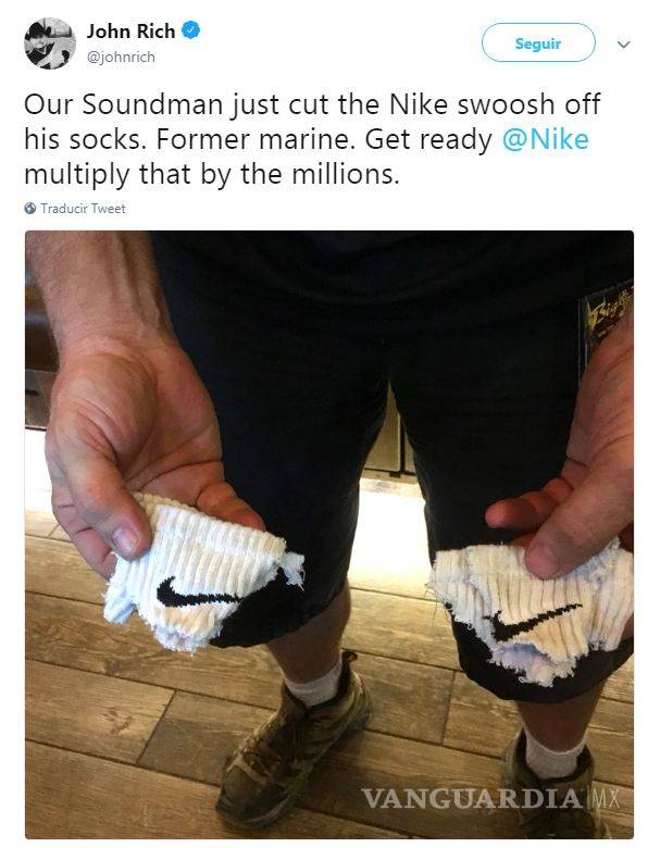 $!Queman tenis Nike por polémica campaña de Colin Kaepernick; acciones de la empresa van en picada