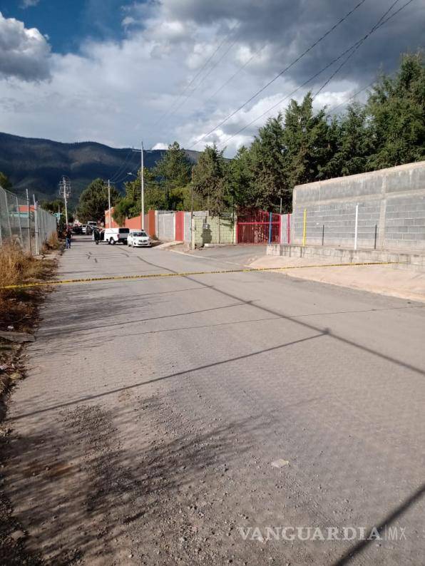 $!Los oficiales preventivos solicitaron el apoyo del personal médico del centro de salud, quienes confirmaron el fallecimiento y solicitaron la rápida intervención de servicios periciales de la Fiscalía General del Estado (FGE).