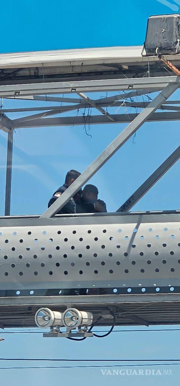 $!Elementos de la Policía Estatal y Bomberos de Saltillo acudieron al sitio para apoyar en el rescate y trasladar al hombre a un hospital.