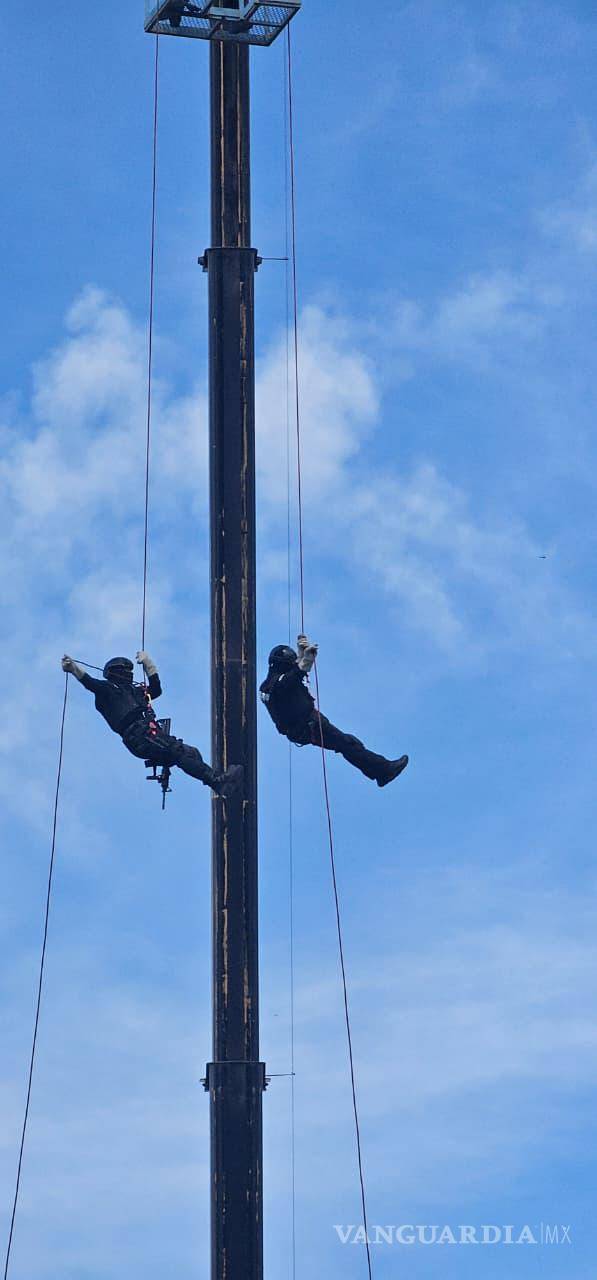 $!Elementos de rescate realizaron maniobras de descenso con cuerdas desde una grúa de más de 30 metros de altura.