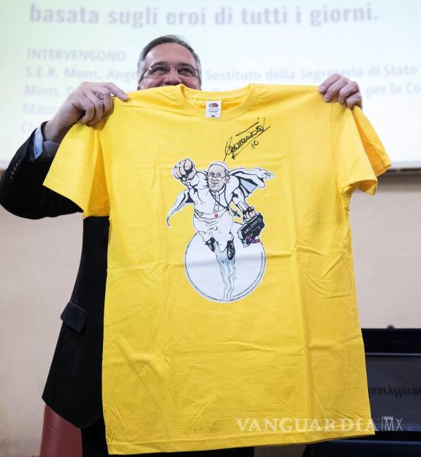 $!Totti y Maradona firman camiseta con grafiti del papa