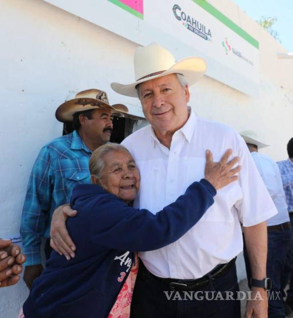 $!Familias de ejidos como Carneros y Punta Santa Elena reciben techos de concreto construidos en el marco de los Maratones de Obras, mejorando así las condiciones de vida en las comunidades rurales de Saltillo.